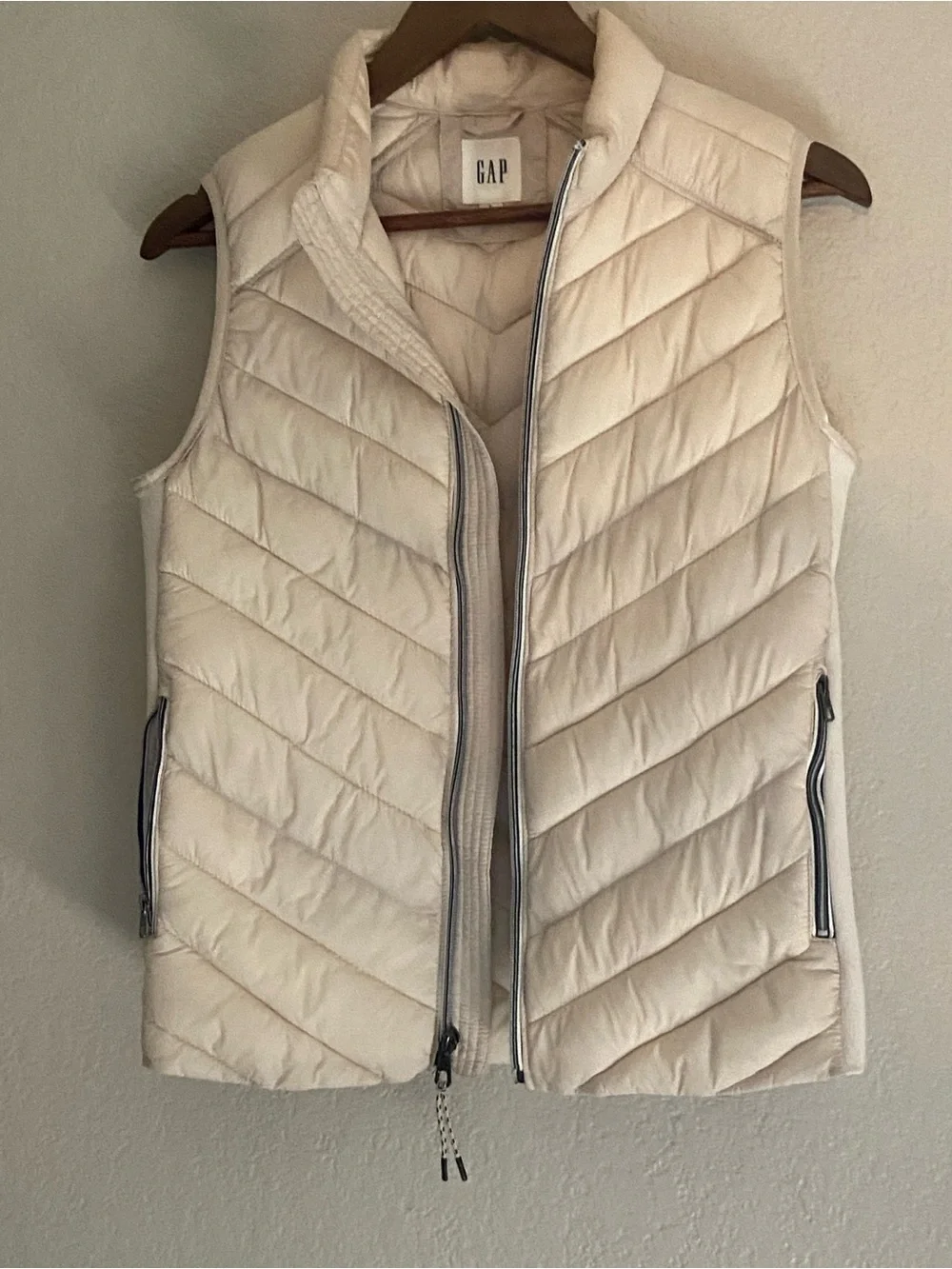 GAP Primaloft Cream/White Sleeveless Puffer Size Women’s Small EUC
